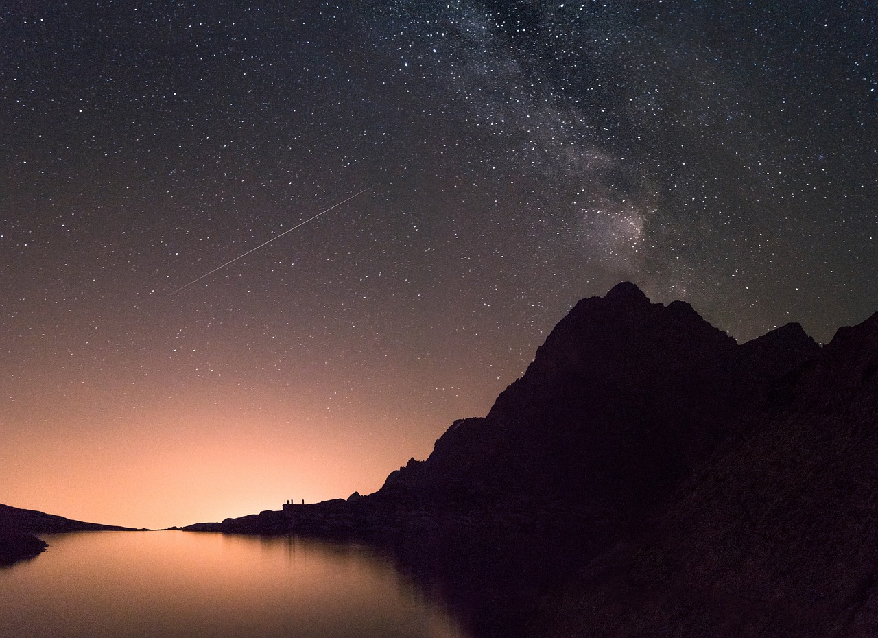 月明星稀之夜的靜謐宇宙詩(shī)意圖片